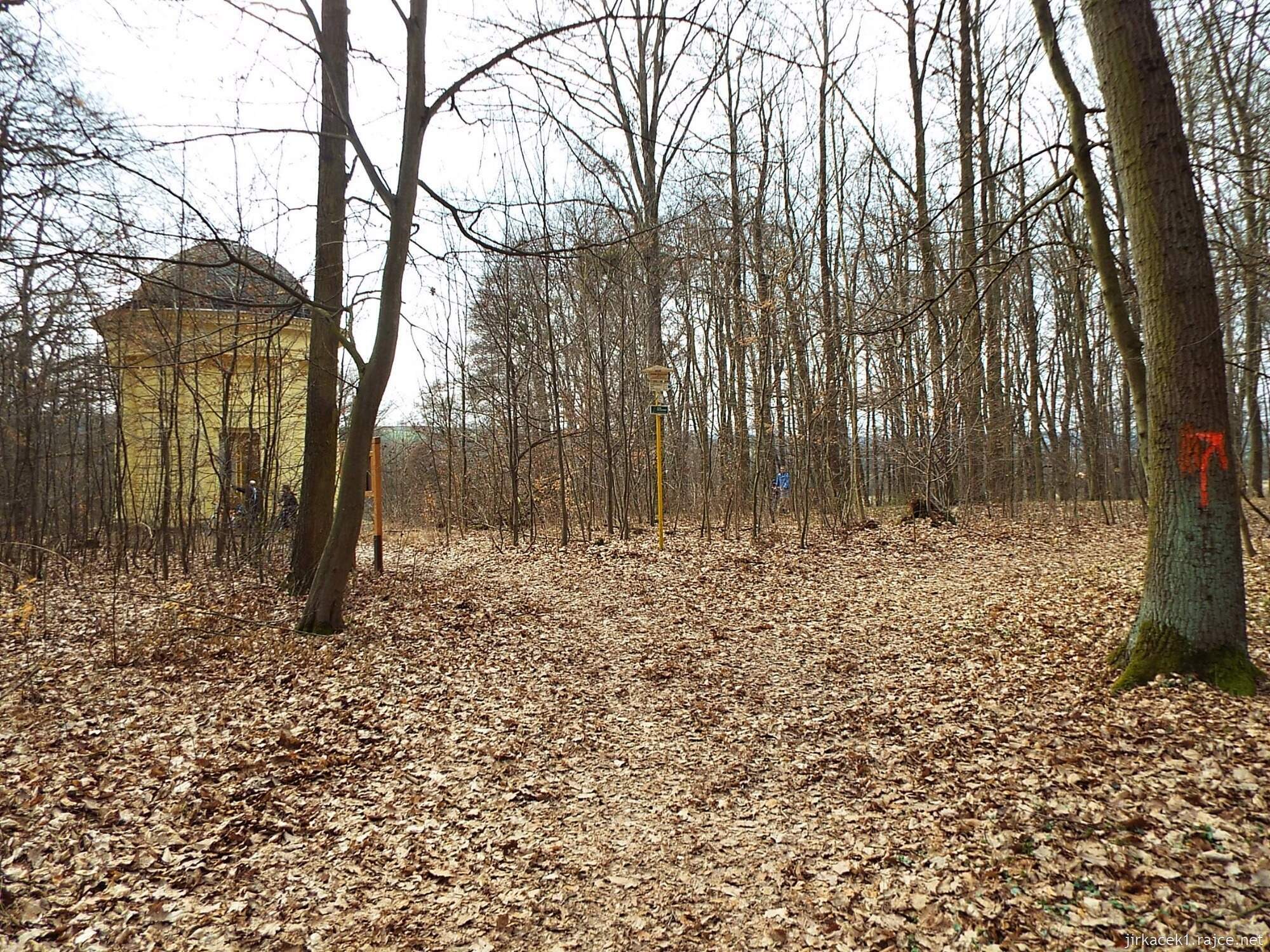 B - cesta z Nových Zámků ke Chrámu přátelství 51 - Chrám