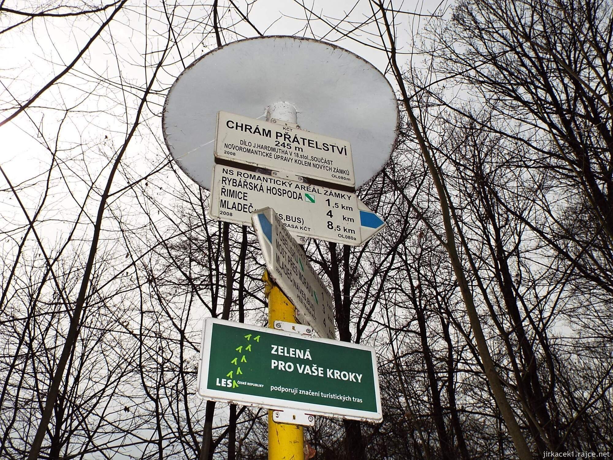 B - cesta z Nových Zámků ke Chrámu přátelství 55 - rozcestník u chrámu