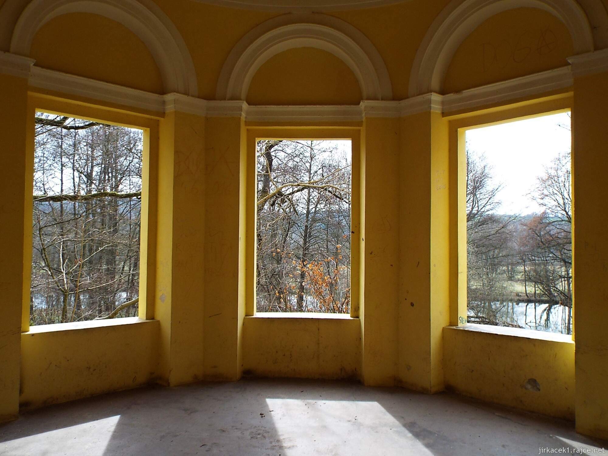 B - cesta z Nových Zámků ke Chrámu přátelství 58 - uvnitř chrámu