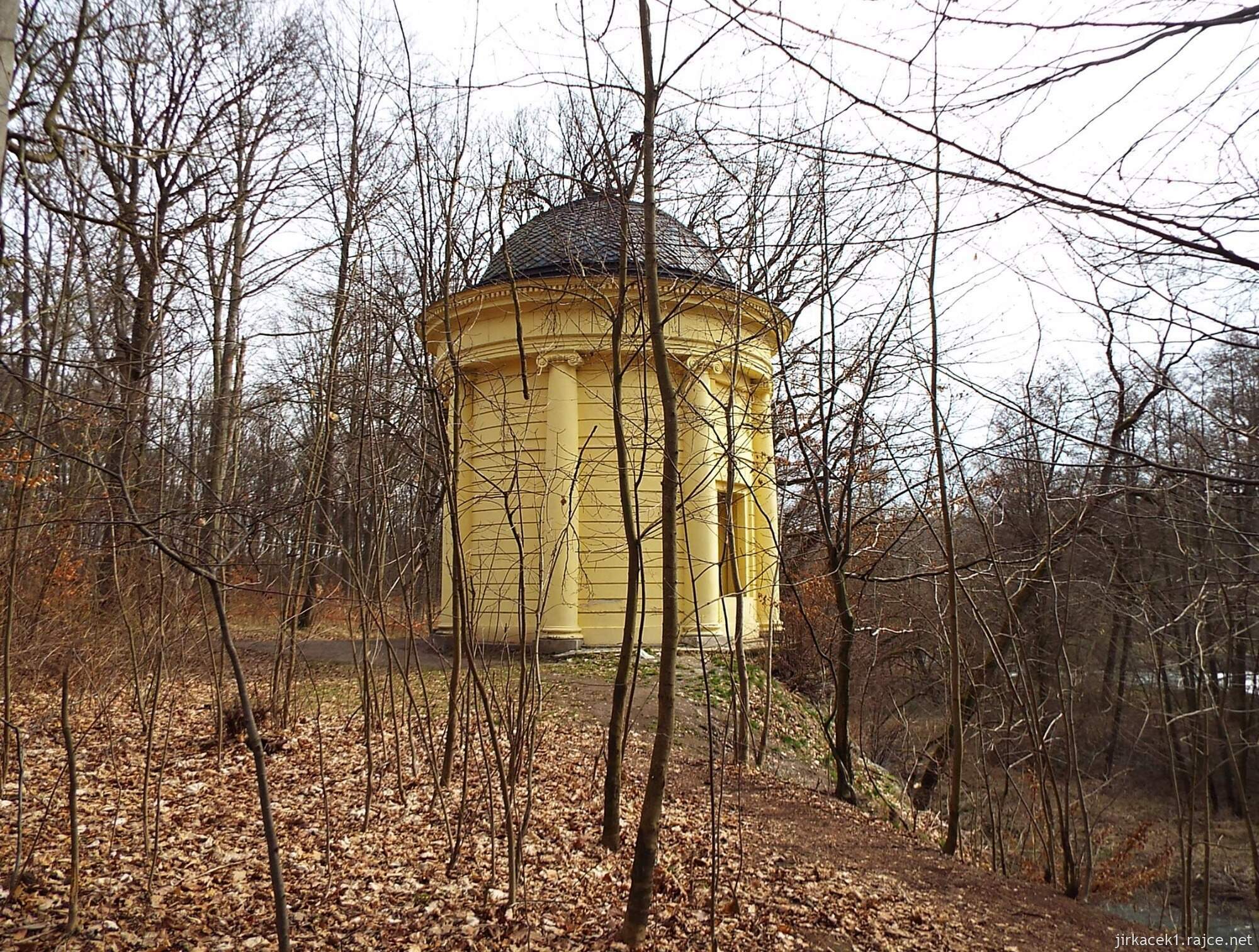 B - cesta z Nových Zámků ke Chrámu přátelství 62 - Chrám
