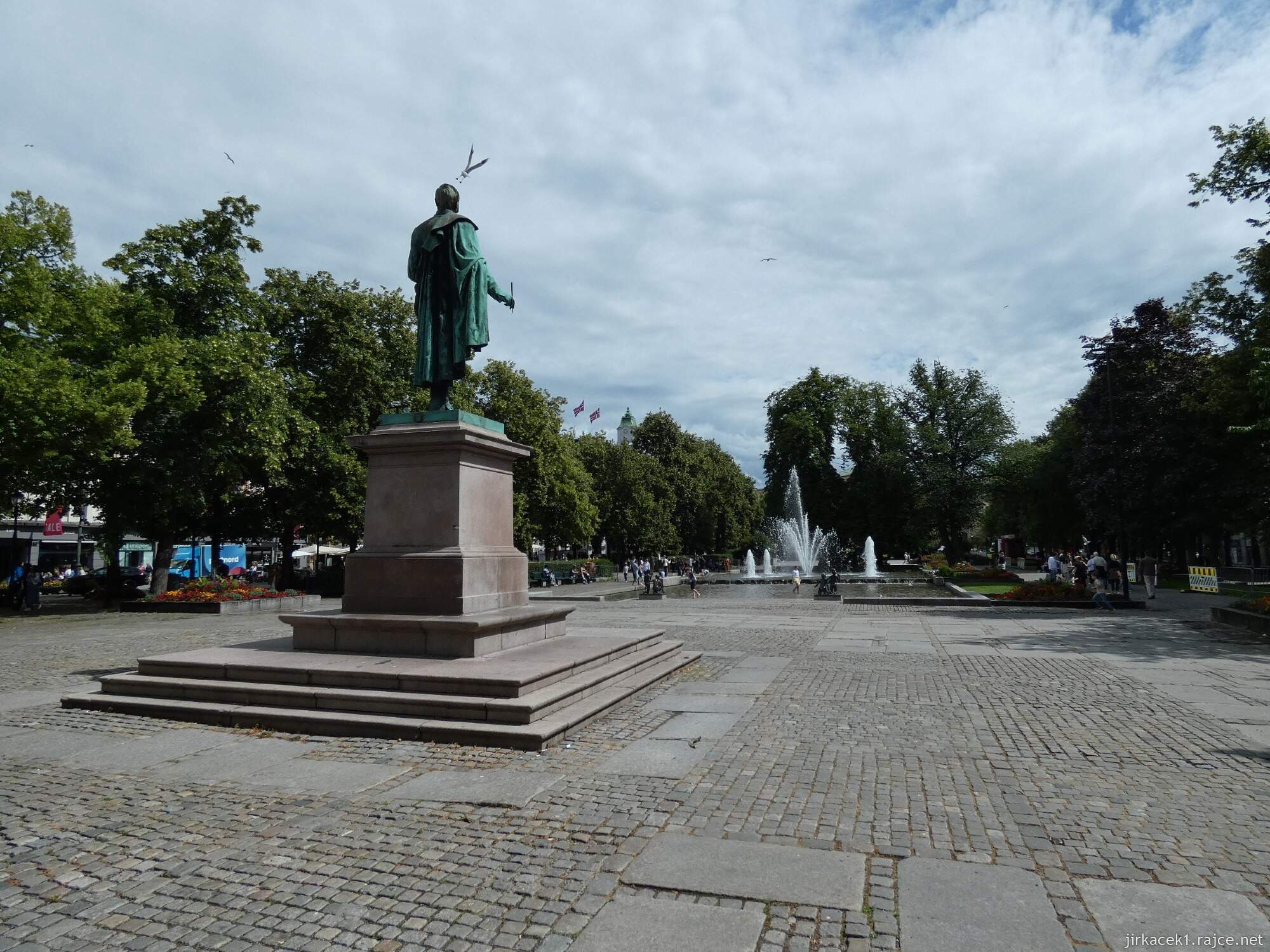 1c - Oslo - park Studenterlund​en - fontána Påfuglen 010 - Henrik Wergeland  Oslo - městský park Studenterlunden Jirka Komentáře Zatím žádný komentář  3. 7. 2024, 13:22 1/3200 s ƒ/2.8 4 mm 80 Vytvořte z alba:   