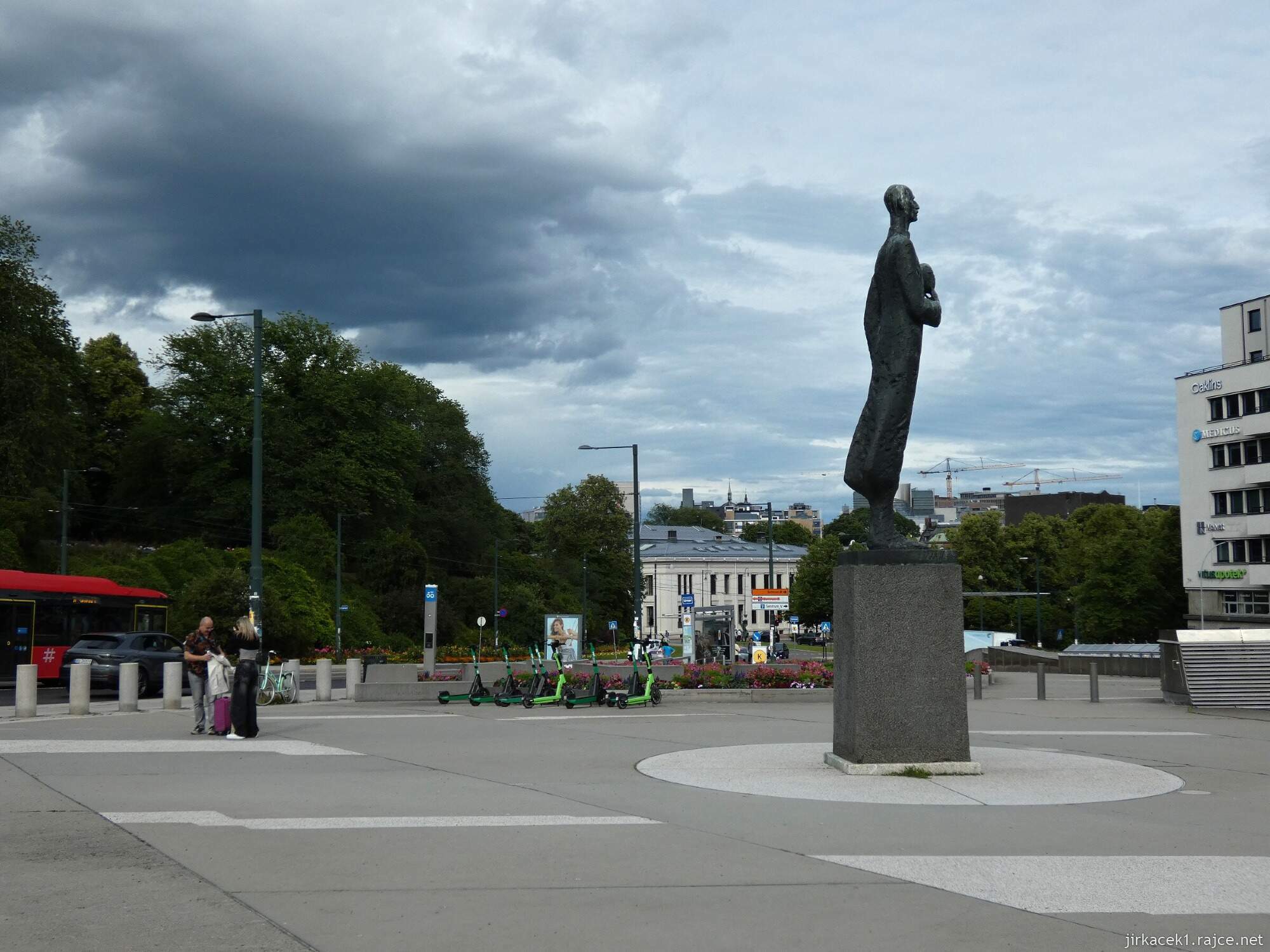 1i - Oslo - cesta ke koncertní hale 003 - Statue of Haakon VII