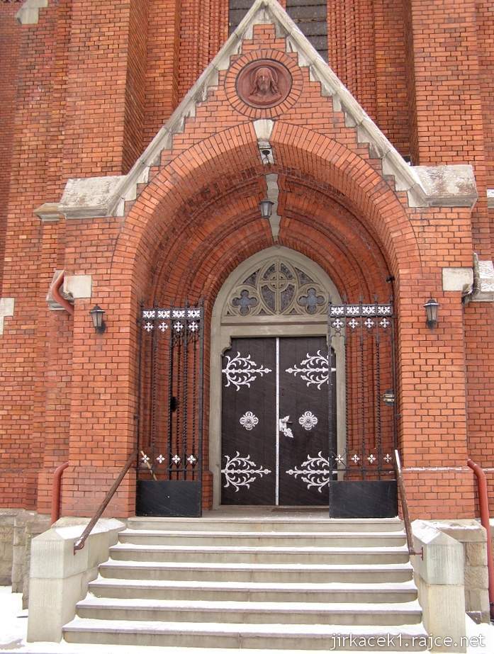 Třinec - kostel sv. Alberta - hlavní ústupkový vchod