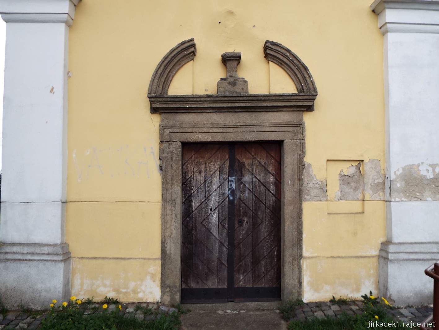 Kyjov - kaple sv. Rocha - dveře s kamenným ostěním
