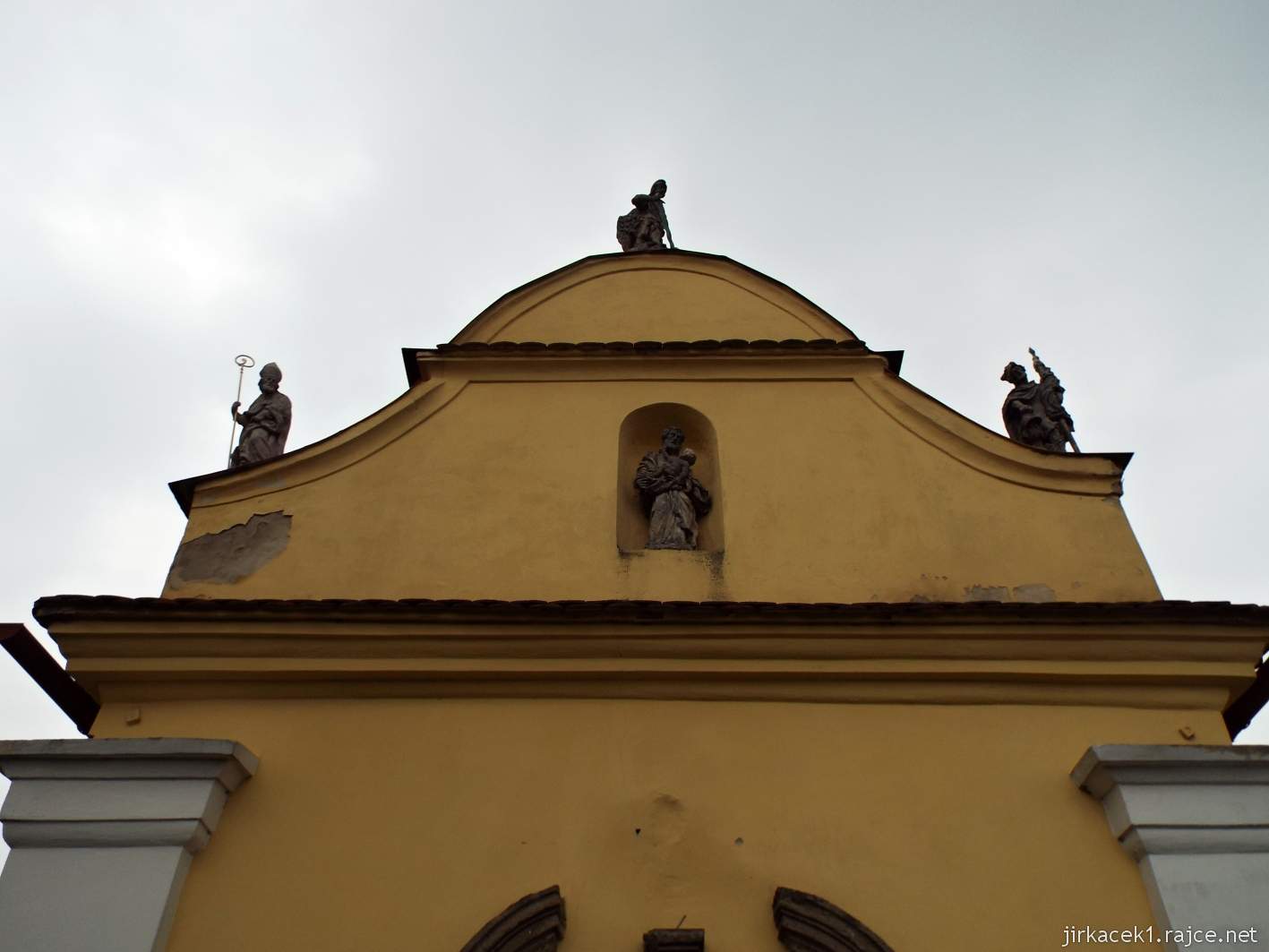 Kyjov - kaple sv. Rocha - dole socha sv. Josefa, na vrcholové římse sochy svatého Rocha, Floriána a archanděla Michaela