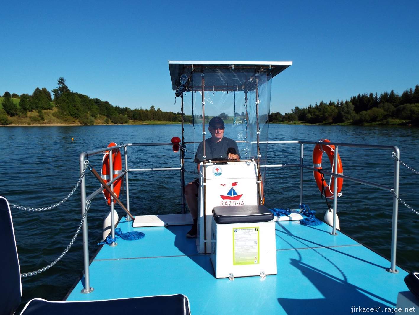 přívoz Roudno - Razová 11 - plavba lodí - kapitán lodi