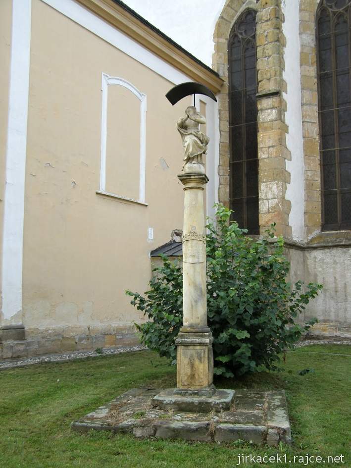 Mohelnice - kostel sv. Tomáše z Canterburry - pískovcový sloup se soškou modlící se Panny Marie