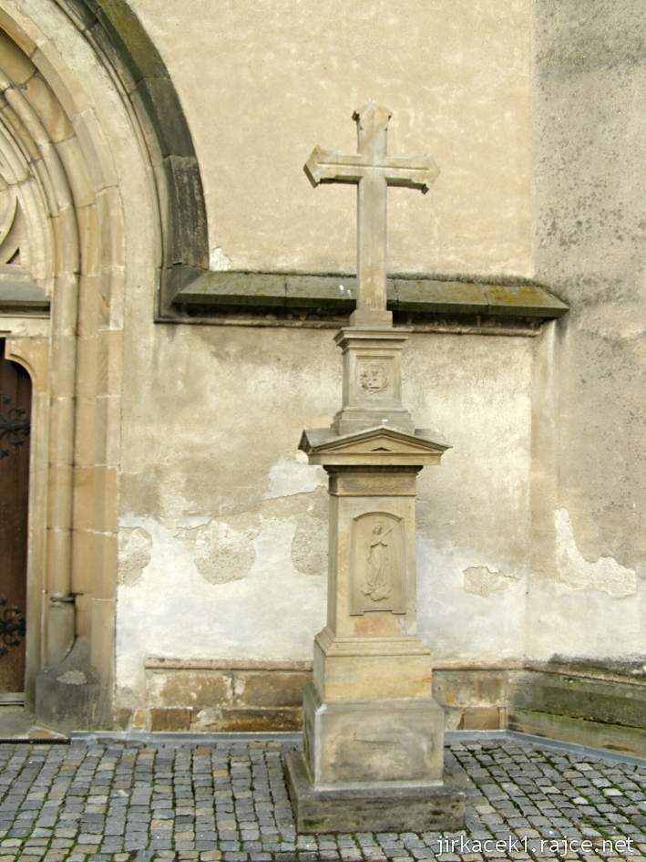 Mohelnice - kostel sv. Tomáše z Canterburry - kříž u vchodu