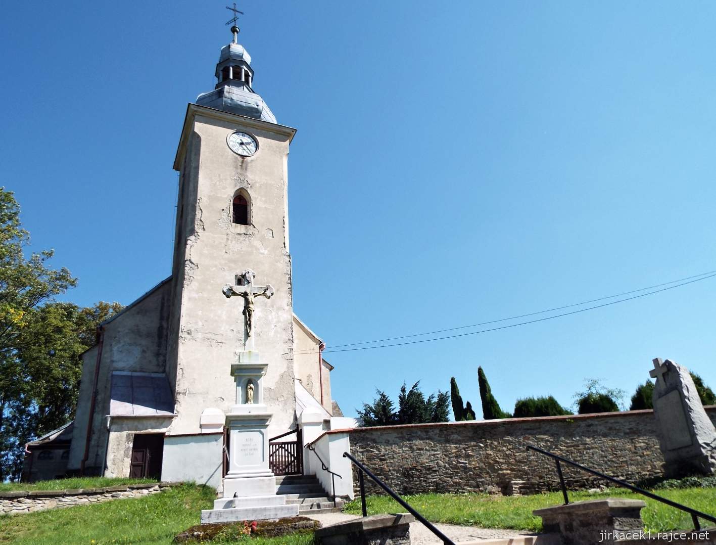 Razová - kostel sv. Michala - přední pohled