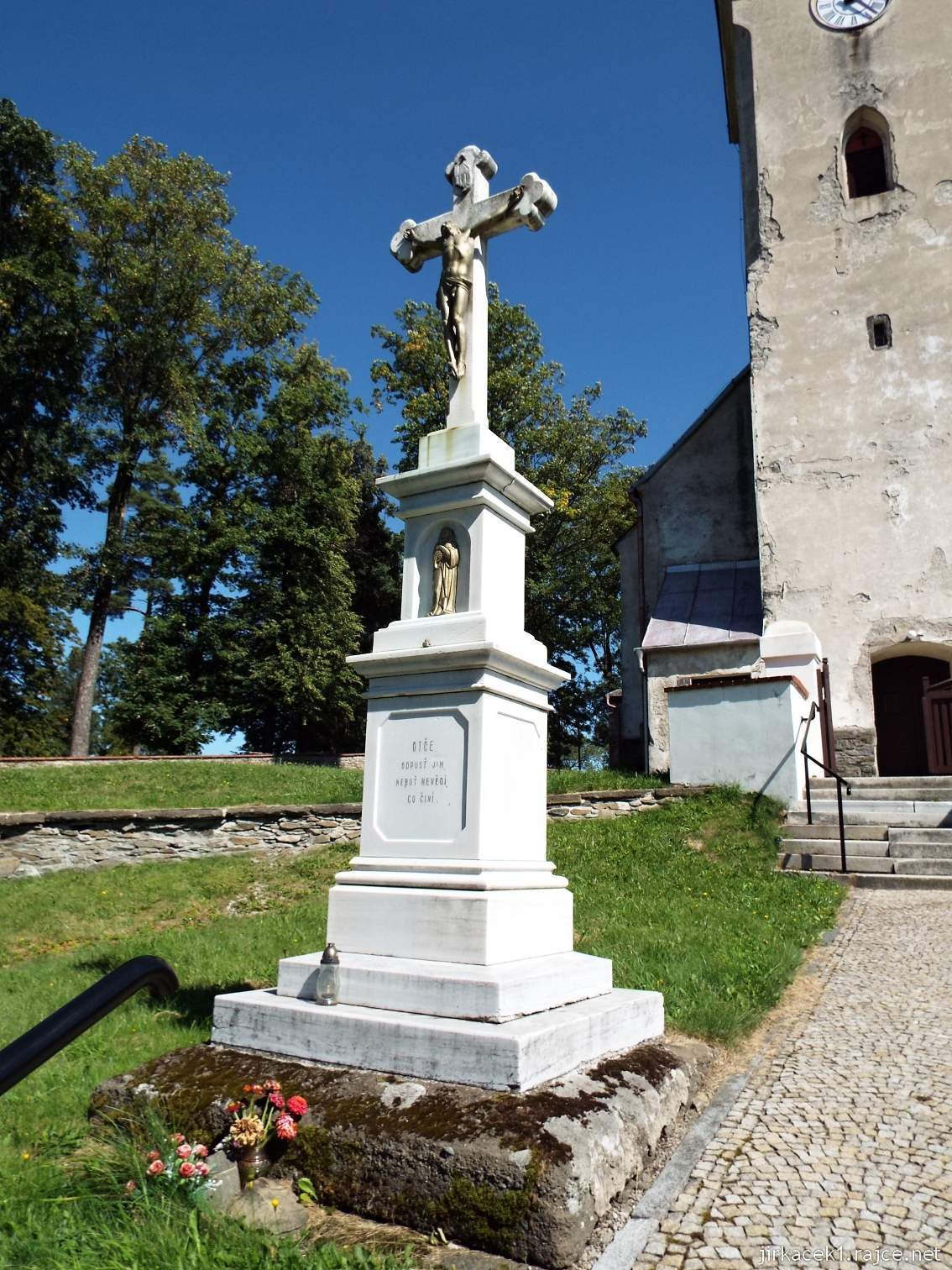 Razová - kostel sv. Michala - mramorový kříž s Kristem před kostelem