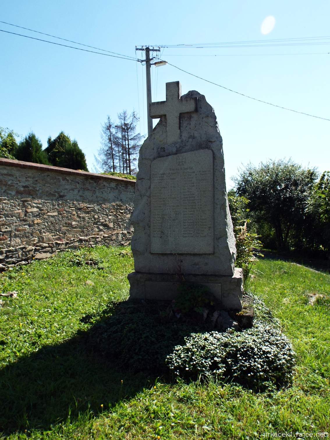 Razová - kostel sv. Michala - pomník obětem války u kostela