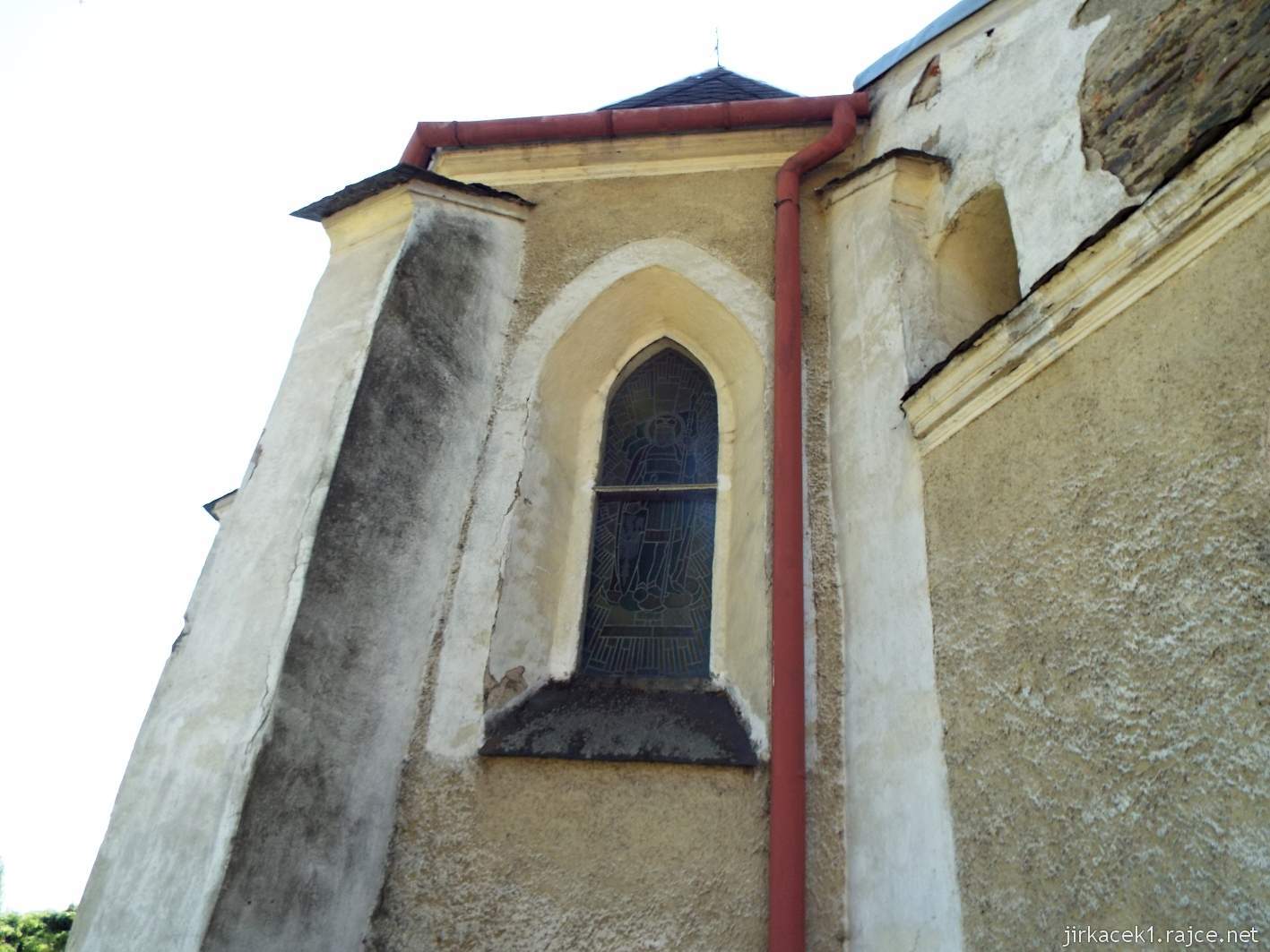 Razová - kostel sv. Michala - vitrážové okno v presbytáři