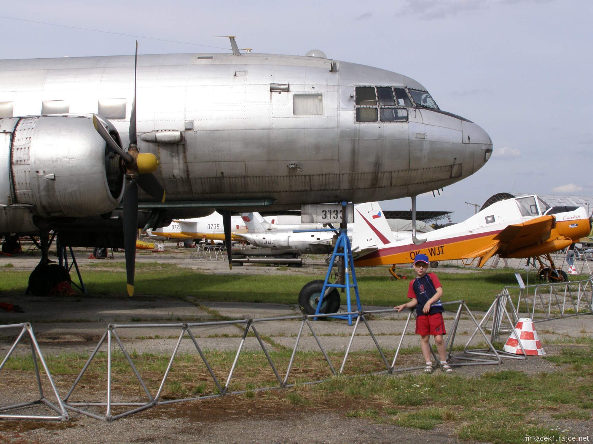 Vyškov - vojenské a letecké muzeum - letoun IL-14 RT a malý čmelák Z-37