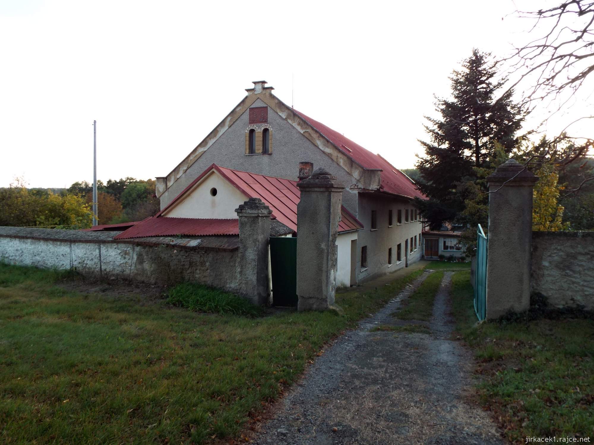 Cholina - Cholinský dvorek 07 - cesta s bránou do dvorku