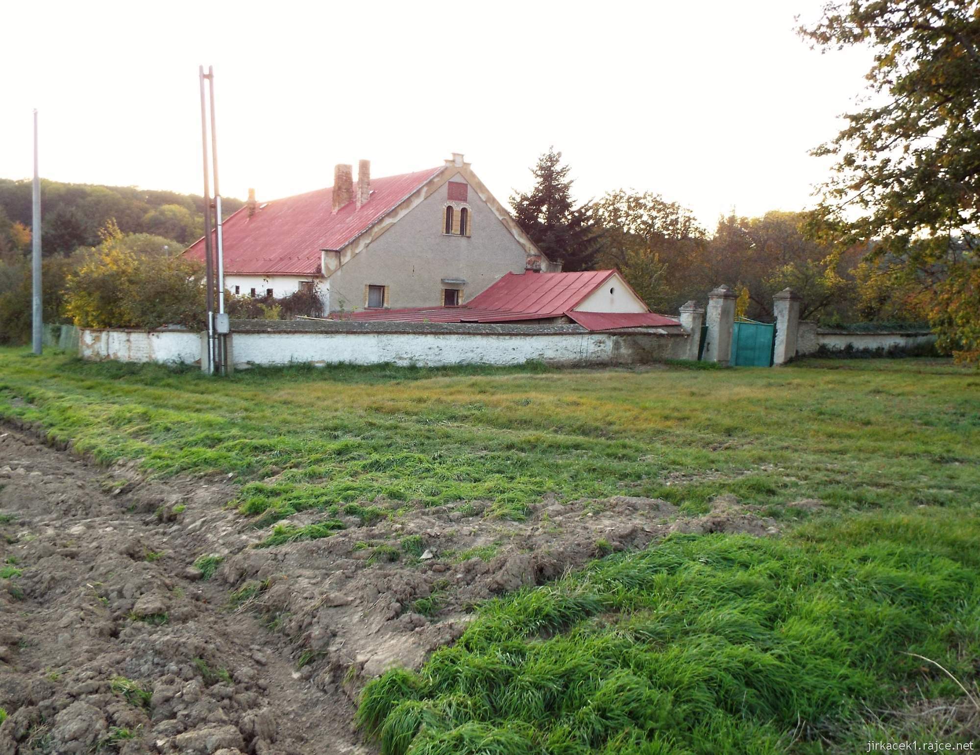 Cholina - Cholinský dvorek 08 - budovy dvorku