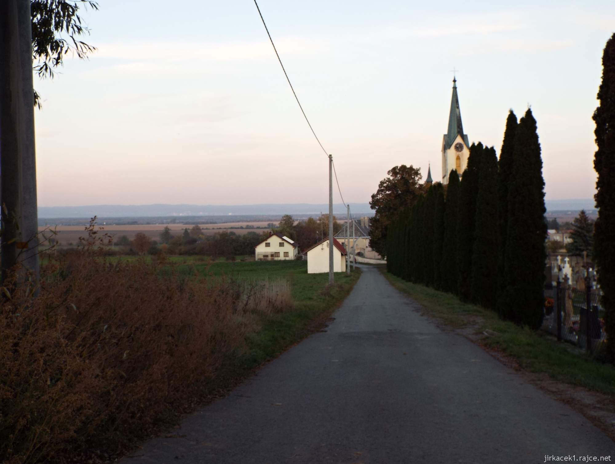 Cholina - asfaltová cesta mezi kostelem a Cholinským dvorkem