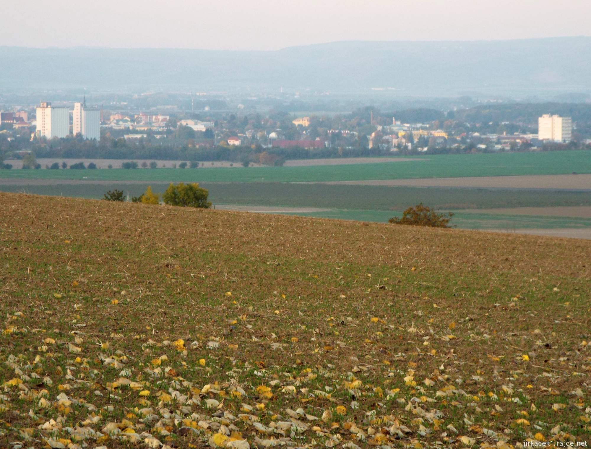 Cholina - asfaltová cesta mezi kostelem a Cholinským dvorkem - výhled na město Litovel