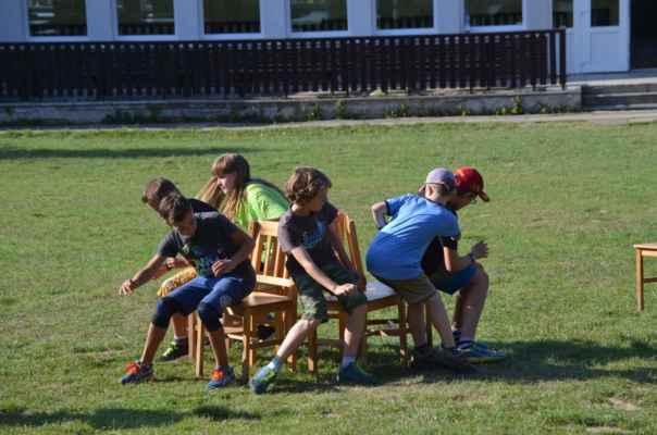 Šachový tábor (Růžená, 5. - 12. 8. 2017) - Židlovaná. A sednout!
FOTO: Nela Pýchová