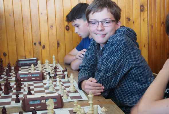 Šachový tábor (Růžená, 5. - 12. 8. 2017) - Kuba Voříšek se nesoustředí na svou partii.
FOTO: Karel Jukl
