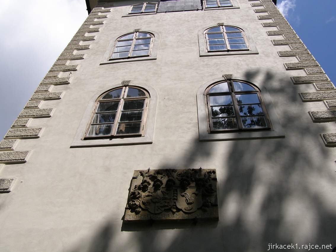 Janovice u Rýmařova - zámek - erb nad vchodem