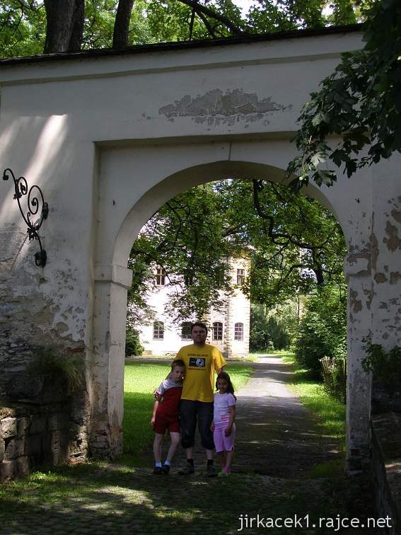 Janovice u Rýmařova - zámek - brána do parku