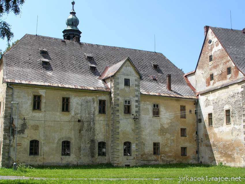Janovice u Rýmařova - zámek - budova s rizalitem