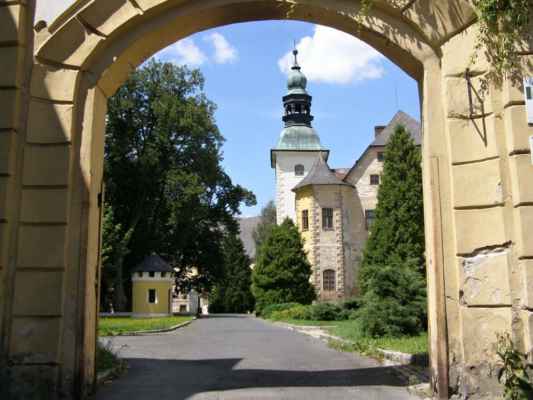 Janovice u Rýmařova - zámek - vstupní brána