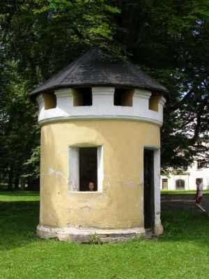 Janovice u Rýmařova - zámek - věžička na nádvoří