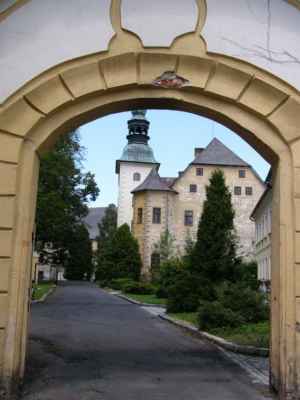 Janovice u Rýmařova - zámek - vstupní brána