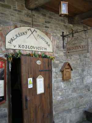 Kozlovice - areál fojtství a obecná škola - valašský pivovar - vchod