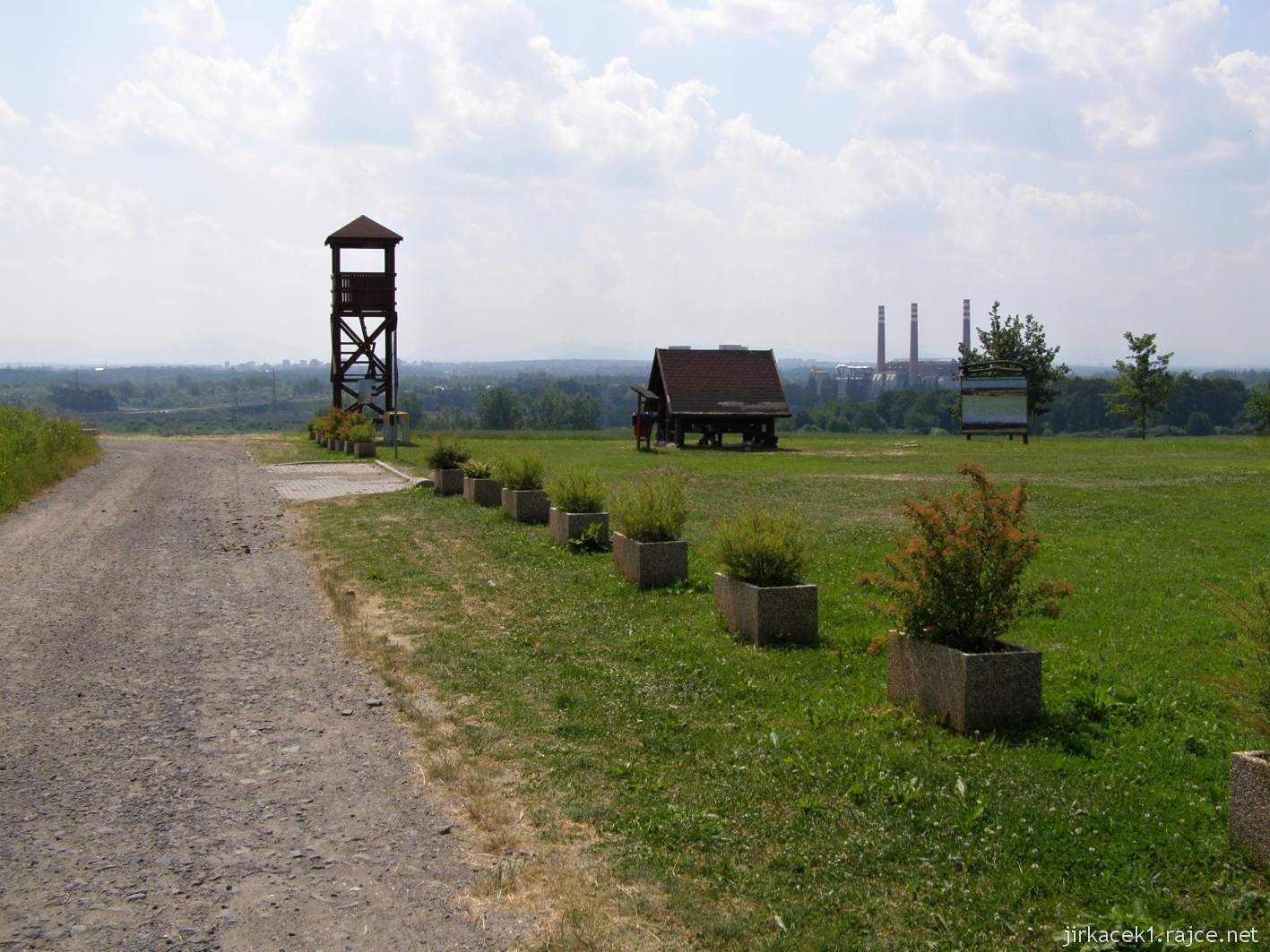 Ostrava - Hošťálkovice - vyhlídková věž 04 - pohled z cesty k rozhledně