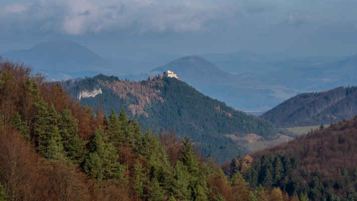 Za hradom Lietava Straník nad Žilinou a vľavo Ľadonhora (999 m n. m.) v Kysuckej vrchovine