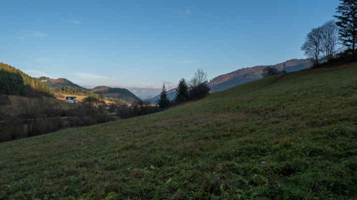 Dolina Svinianky s Lietavskou Svinnou - Babkovom, vľavo sa dvíha hrebeň na ktorom je hrad lietava, vpravo Skalky. K autu to už máme len pár desiatok metrov.
