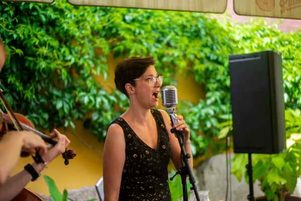 Oceňování dobrovolníků, neziskových organizací a společensky odpovědných firem z Pardubického kraje za rok 2020 - Chanson Trio Coucou, zpěvačka Radka Rubešová
