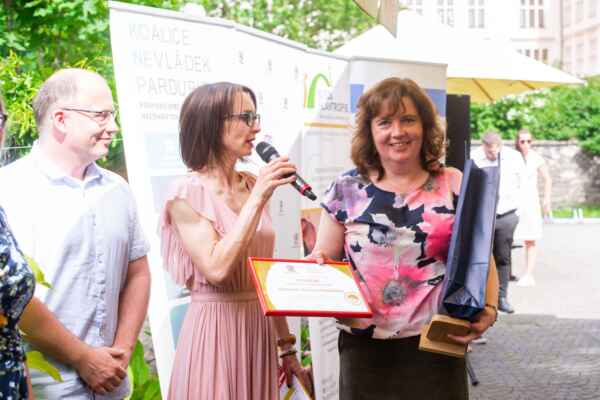 Kategorie nestátní nezisková organizace - Oblastní charita Pardubice
Cenu převzala ředitelka Marie Hubálková.