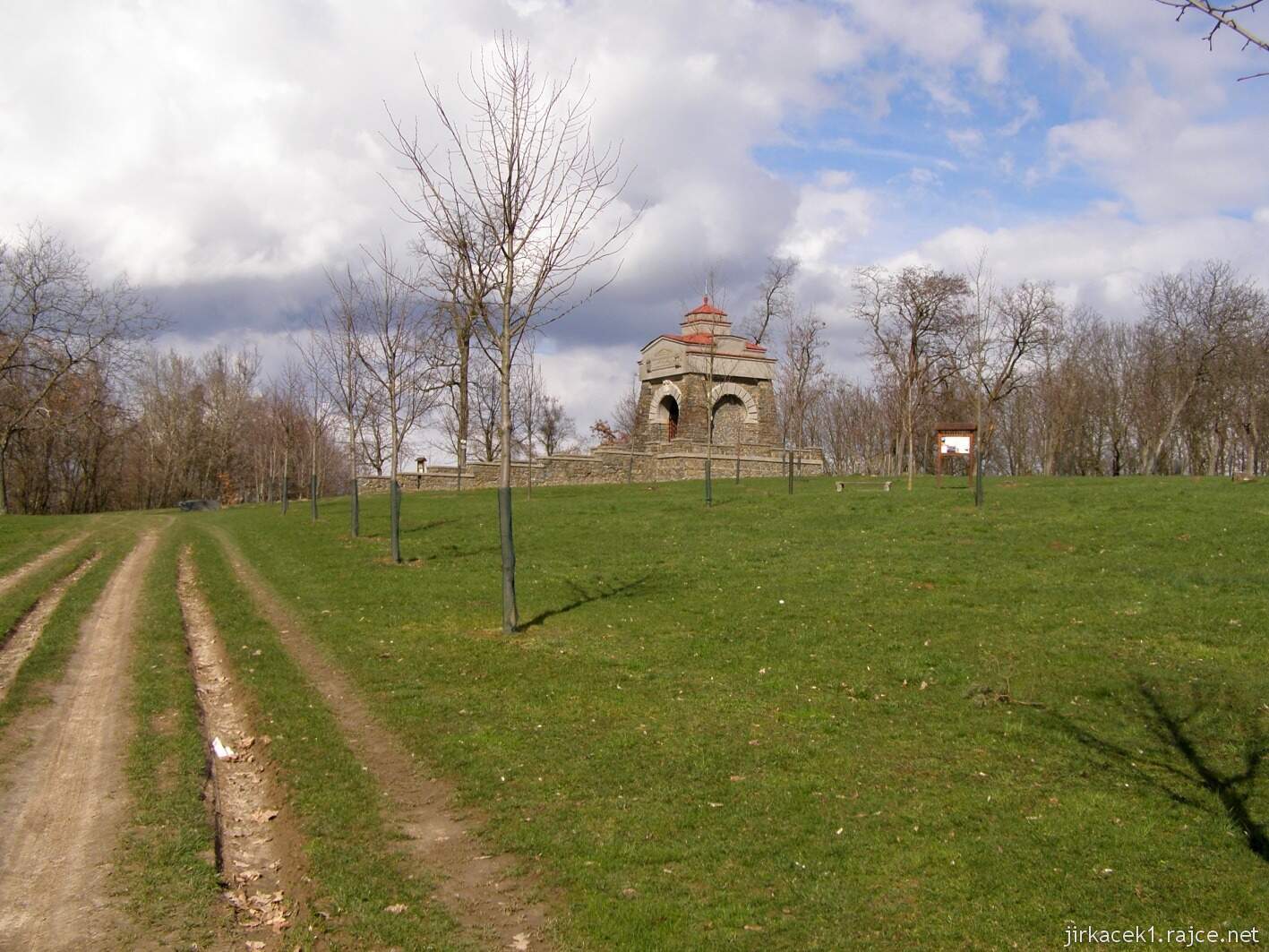 Velký Týnec - památník Osvobození na kopci Hradisko