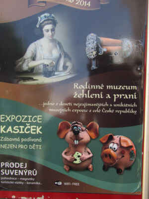 Provoz muzea žehlení a praní, unikátní výstava bankovek a mincí z celého světa a expozice kasiček, které se svou velikostí zapsala do české knihy rekordů a kuriozit.