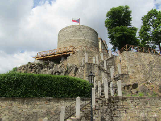 Pozdně středověký gotický hrad z poloviny 14. století se společně s barokním zámkem a renesančním palácem tyčí více než čtyřicet metrů nad říčkou Teplou, která ho od severozápadu postupně celý obtéká. Původnímu hradu dominovala vysoká obranná věž, pravděpodobně již z konce 13. století, která tím, jak hrad ztrácel na významu, postupně ztrácela i svoji dřívější výšku. V roce 1623 byla pro špatný stav snížena asi o třetinu na 6 metrů a v 19. století následně upravena jako vyhlídková terasa pro soukromé potřeby posledního šlechtického majitele vévody z rodu Beaufort-Spontin. T