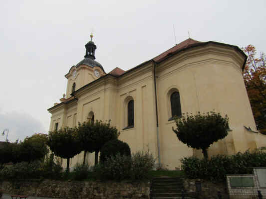 kostel Narození Panny Marie - Barokní kostel z poloviny 18. stol., nahradil původní gotický kostel ze 14. stol. V 90. letech 20. stol. zrekonstruován, do zvonice byly zavěšeny čtyři nové zvony.