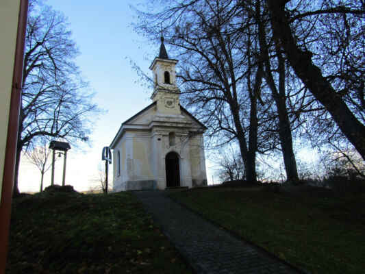 Kaple sv. Jana Nepomuckého - U Muzea stojí také kaple sv. Jana Nepomuckého byla využívaná pravoslavnými věřícími, jejichž potomci se na Tachovsko dostali s poválečným osidlováním. V současné době probíhá rekonstrukce.