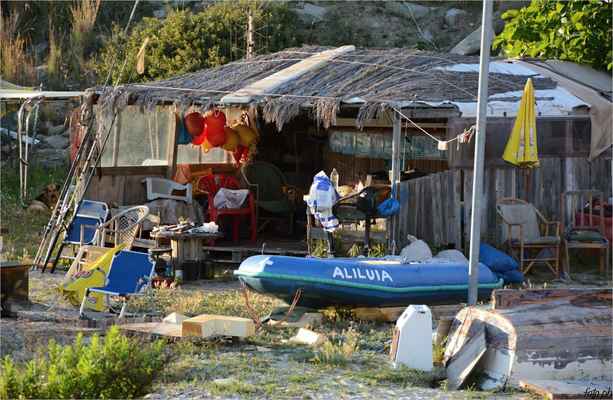 V marině na okraji Sarti - sídlo místního sportovního rybáře.