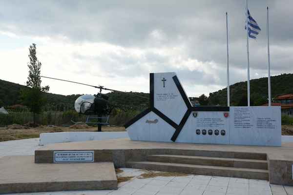 Je zde památník nehody helikoptéry Chinook v r. 2004.