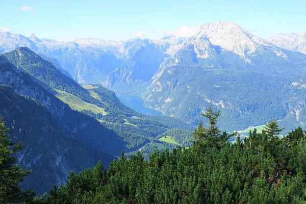 Königssee a druhá (někde se uvádí třetí) nejvyšší hora Německa Watzmann.