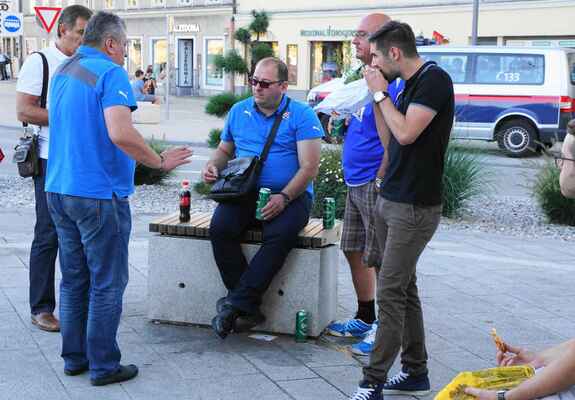 Fanoušci Dinama Záhřeb se občerstvují před zápasem v centru Salzburgu.
