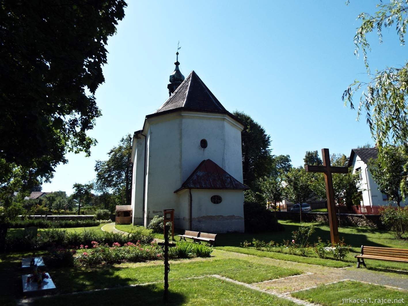 Mezina - kostel Nejsvětější Trojice - hřbitov u kostela a presbytář