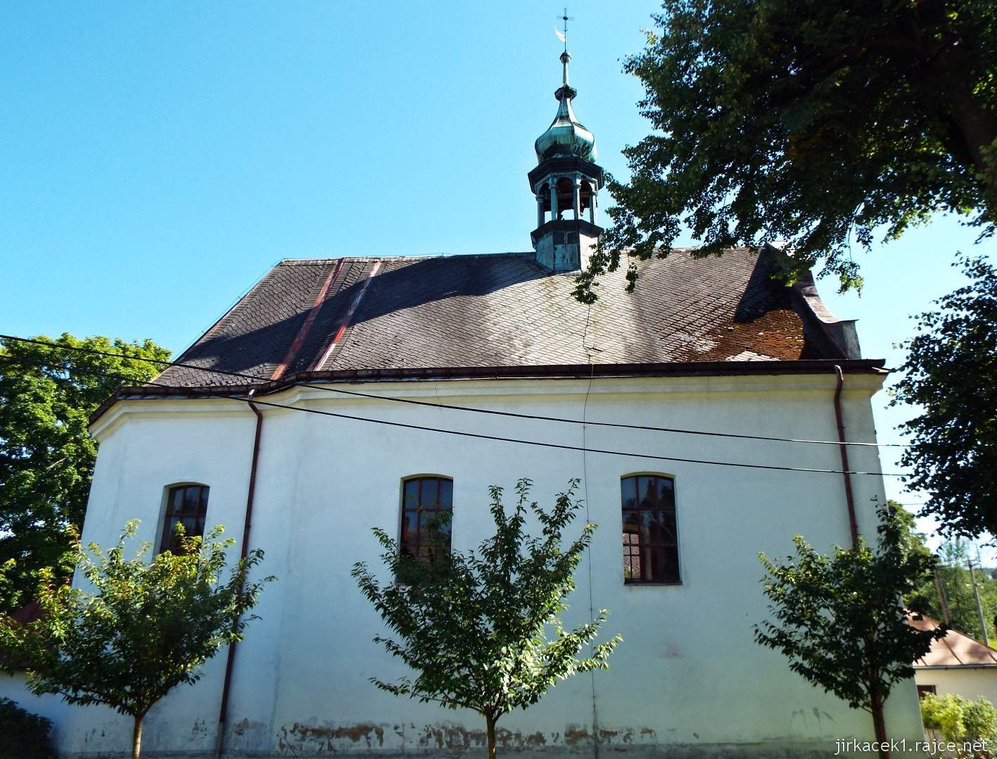 Mezina - kostel Nejsvětější Trojice - boční pohled