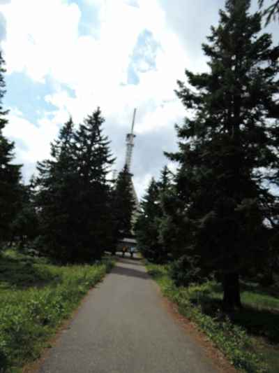 K vysílači na vrcholu Černé hory jen pár metrů