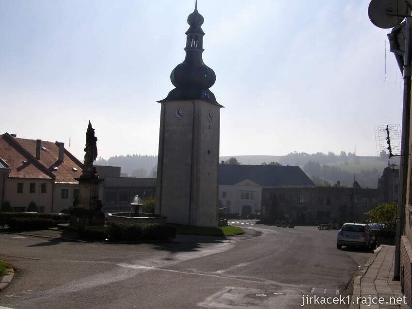 Potštát - Bočkovo náměstí s věží, dole zámek