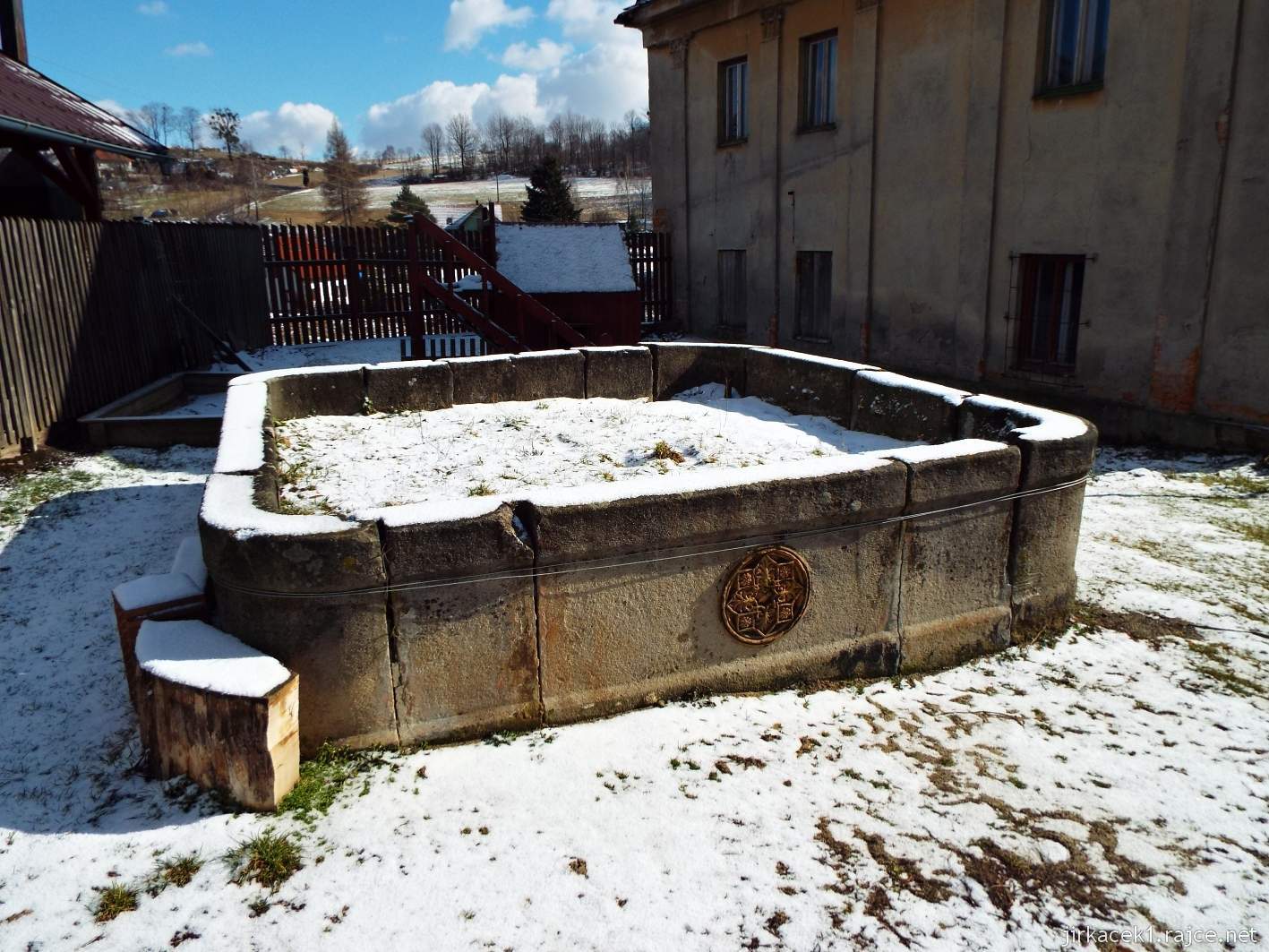 Potštát - zámek 03 - kašna před zámkem