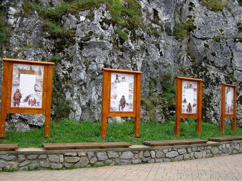 Ostrov u Macochy - jeskyně Balcarka - informační panely u parkoviště